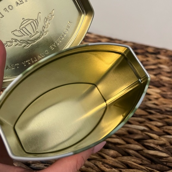 Authentic Royal Wedding 2011 Tea Tin - Prince William and Kate Middleton - Picture 4 of 4